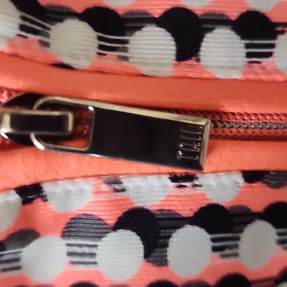 Tail White Label Top - Picture 3 of 5